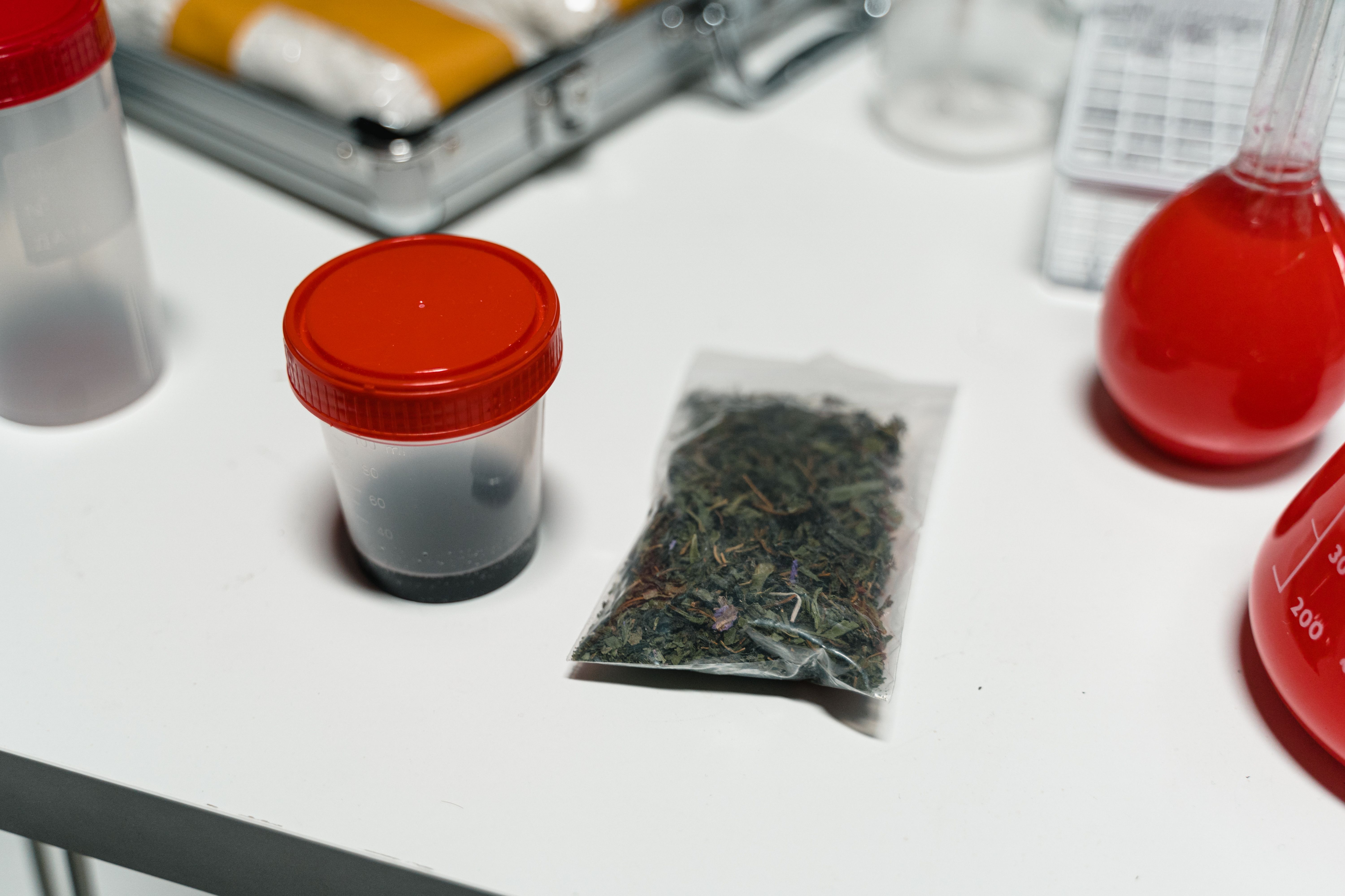 Acerra, il mercato della droga punta sul packaging: bustine rosa per 'Rozay', arrestato 22enne